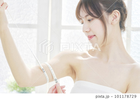 ダイエットイメージ 二の腕にメジャーを巻く女性 ダイエットイメージ 二の腕にメジャーを巻く女性 101178729