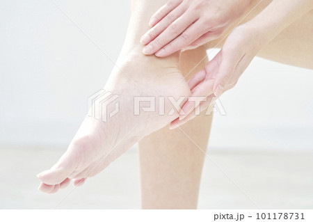 踵のケアをする女性 クローズアップ 踵のケアをする女性 クローズアップ 101178731