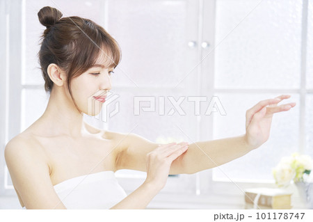 腕のスキンケアをする若い女性 101178747