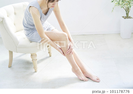ふくらはぎのスキンケアをする若い女性 ふくらはぎのスキンケアをする若い女性 101178776