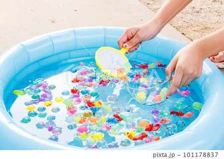 夏のイメージ|金魚すくい、スーパーボール 夏のイメージ|金魚すくい、スーパーボール 101178837