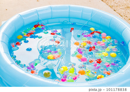 夏のイメージ|金魚すくい、スーパーボール 夏のイメージ|金魚すくい、スーパーボール 101178838