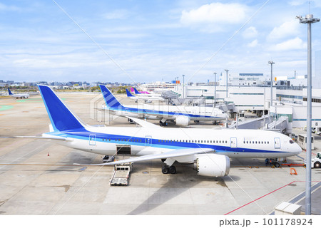 発着を待つ空港の旅客機 発着を待つ空港の旅客機 101178924