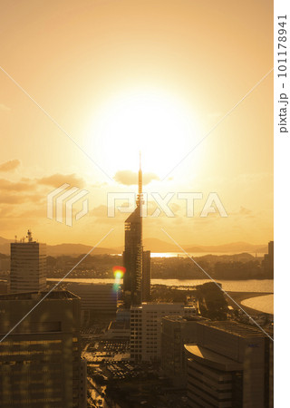 福岡県福岡市のシーサイドももち海浜公園に沈む夕日と福岡タワー 101178941
