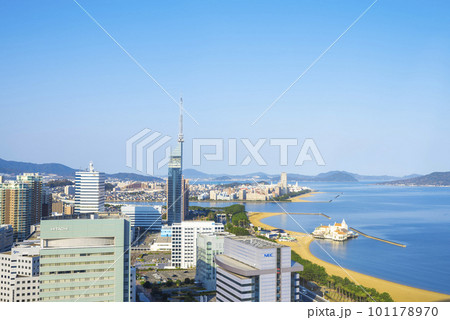 福岡県福岡市のシーサイドももち海浜公園と福岡タワー 101178970
