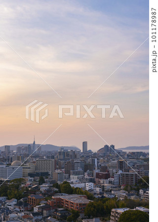 夕日に照らされる福岡の街並み 101178987