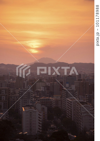 南公園西展望台から望む夕暮れの福岡の街 南公園西展望台から望む夕暮れの福岡の街 101178988