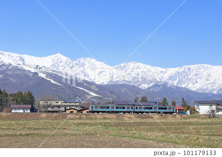 大糸線 早春の白馬山麓 大糸線 早春の白馬山麓 101179133