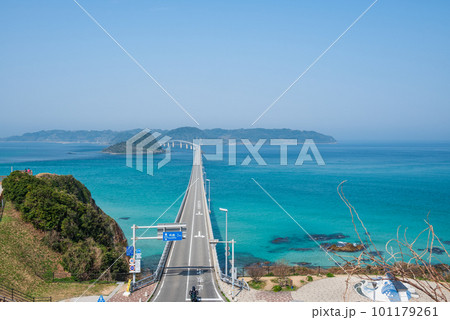 鮮やかな色の海を渡る角島大橋 101179261