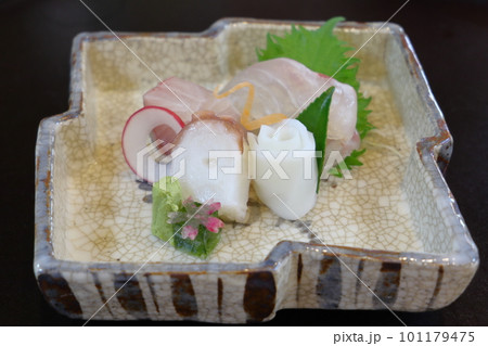 「刺し身の4種盛り」明石ダコ  明石ダイ  モンゴウイカ  カンパチ 101179475