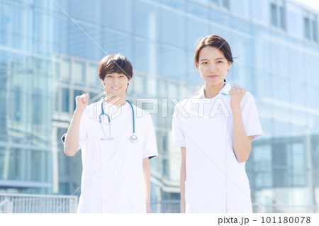 白衣の若い男女 101180078