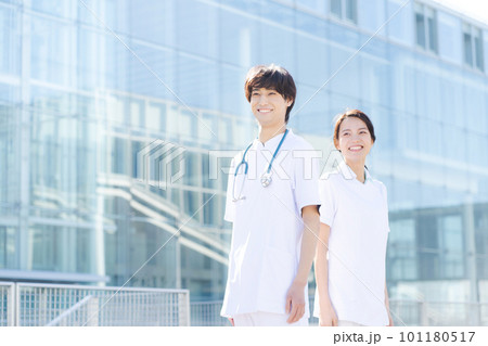 白衣を着た男女 101180517