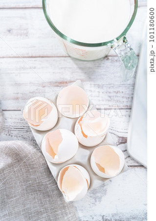 Empty egg shells from organic white eggs in ceramic egg crates. 101180600