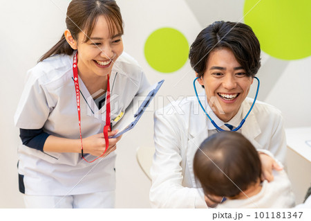 病院で働く若い医師と看護師 101181347