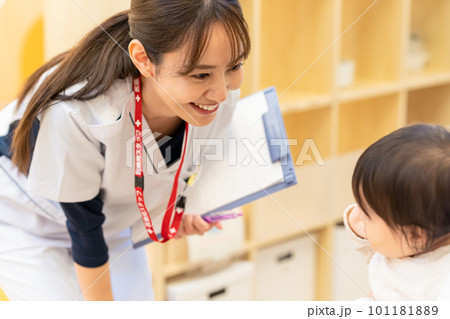 病院で働く若い看護師と赤ちゃん 101181889