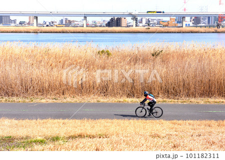 荒川沿いの専用道路を疾走する自転車 荒川沿いの専用道路を疾走する自転車 101182311
