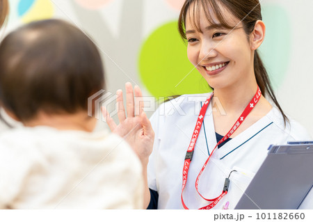 病院で働く若い看護師と赤ちゃん 病院で働く若い看護師と赤ちゃん 101182660