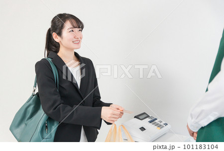 コンビニでクレジットカードを使ってキャッシュレス決済する女性 101183104
