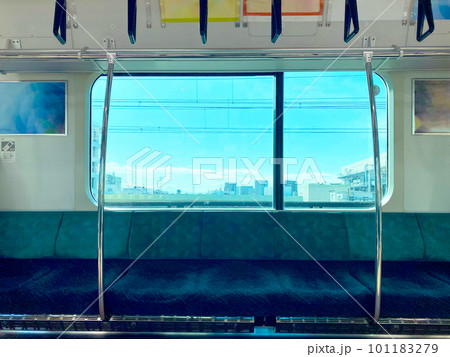 電車の窓から見える青空  101183279