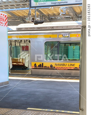 がらんとした電車とホーム がらんとした電車とホーム 101183283