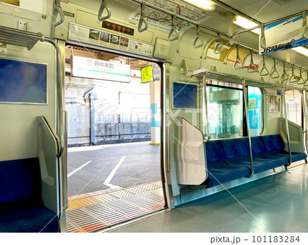 がらんとした電車とホーム  101183284