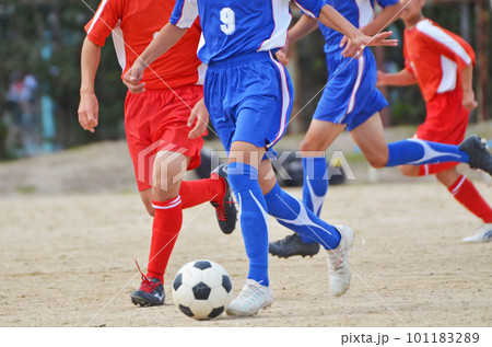 少年サッカーの試合（ドリブルする選手） 101183289