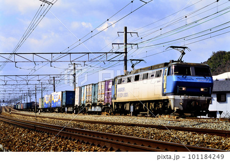 2001年　東海道線を走るEF200-8コンテナ貨物列車 101184249