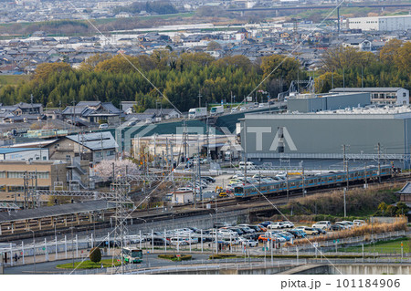 木津川の鉄橋を渡りJR木津駅に向かって走る奈良線の電車⑪ 京都木津「城山台」にて 木津川の鉄橋を渡りJR木津駅に向かって走る奈良線の電車⑪ 京都木津「城山台」にて 101184906