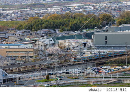 木津川の鉄橋を渡りJR木津駅に向かって走る奈良線の電車⑭　京都木津「城山台」にて 101184912