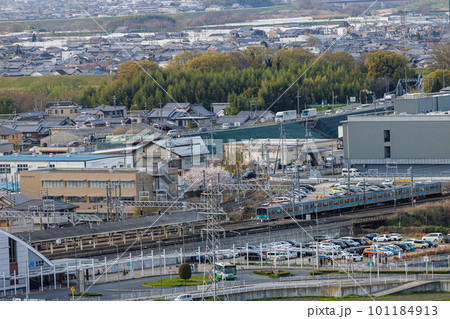 木津川の鉄橋を渡りJR木津駅に向かって走る奈良線の電車⑮　京都木津「城山台」にて 101184913