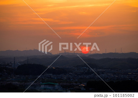山際にかかり沈もうとしている夕日② 京都木津「城山台」にて 山際にかかり沈もうとしている夕日② 京都木津「城山台」にて 101185002