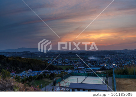 春の夕暮れの空と木津の街　京都木津「城山台」にて 101185009