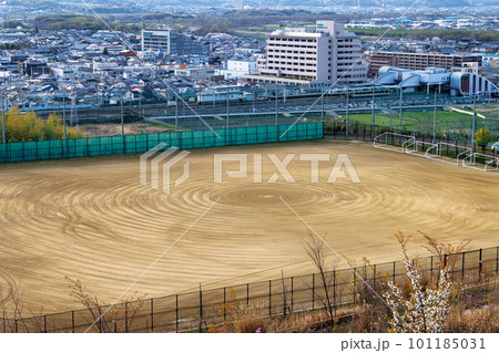 グランドの横を走るJR線と山城総合医療センター　京都木津「城山台」にて 101185031