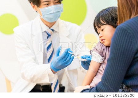 予防接種を受ける子供 予防接種を受ける子供 101185500