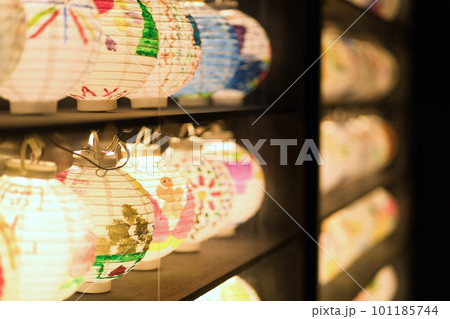 夏祭りに並んだたくさんの提灯 101185744