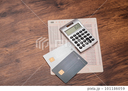 【預金残高とカードと計算機】 【預金残高とカードと計算機】 101186059