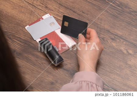 【預金通帳とカードと印鑑を用意する主婦】 【預金通帳とカードと印鑑を用意する主婦】 101186061