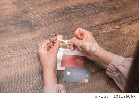 【預金通帳とカードと印鑑を用意する主婦】 【預金通帳とカードと印鑑を用意する主婦】 101186067