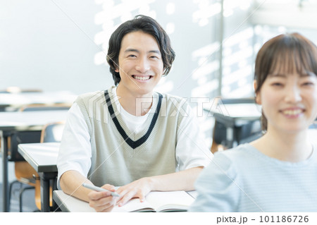 大学の教室で勉強する若い男女のポートレート 101186726