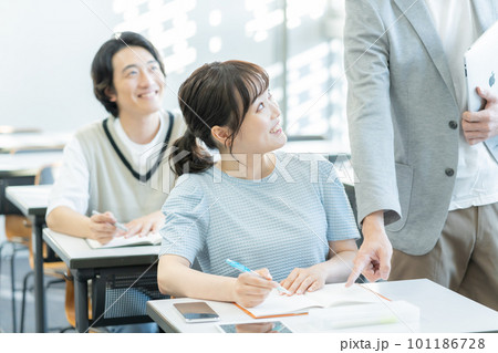 大学の教室で勉強する若い男女 大学の教室で勉強する若い男女 101186728
