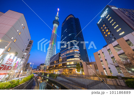 日本の東京都市景観 ライトアップされた東京スカイツリーなどを望む 101186889