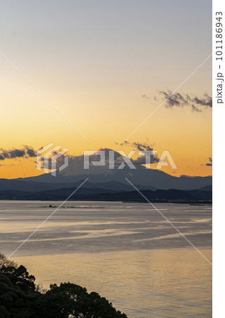 【神奈川県】雲がかかる夕暮れの富士山 【神奈川県】雲がかかる夕暮れの富士山 101186943