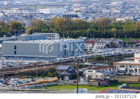 木津川の鉄橋を渡りJR木津駅へ向かう奈良線のクリーム色の電車㉑　京都木津「城山台」にて 101187129