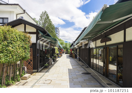 長野県松本市のなわて通り商店街 101187251