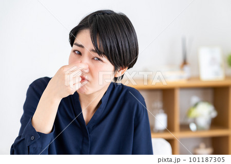 臭いのを我慢する若い女性 臭いのを我慢する若い女性 101187305