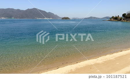 佐木島(広島県三原市鷺浦町)の砂浜海岸と美しい海(瀬戸内海)の風景。 101187521
