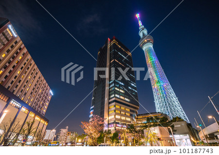 日本の東京都市景観 押上駅やライトアップされた東京スカイツリーなどを望む 101187743