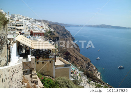 サントリーニ島の断崖絶壁に建つ街並み 101187926