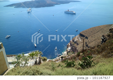 フィラの町並みから見下ろすエーゲ海に浮かぶ船 フィラの町並みから見下ろすエーゲ海に浮かぶ船 101187927