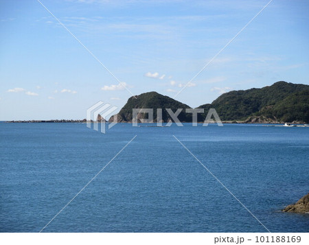 世界文化遺産、熊本県天草市河浦町﨑津集落のある羊角湾の美しい海の風景 世界文化遺産、熊本県天草市河浦町﨑津集落のある羊角湾の美しい海の風景 101188169